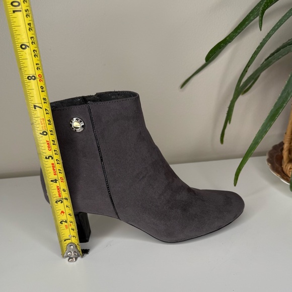 Ellen Tracy Grey Faux Suede Ankle Boots Women’s 7.5M Kitten Heel Zip Booties - Picture 10 of 13